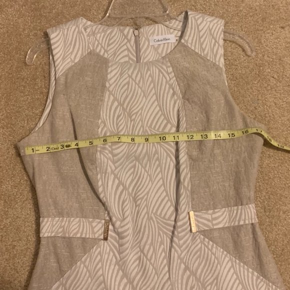 Calvin Klein Tan White Sleeveless Jacquard Sheath Dress With Gold Logo Hardware - Picture 6 of 8